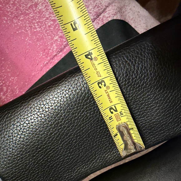 Elegant Black Leather Crossbody Bag - Picture 11 of 15